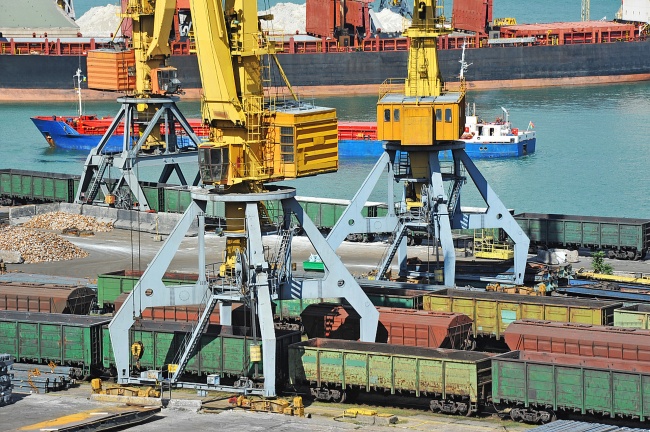 撑起港口高效作业的四大核心机械设备 